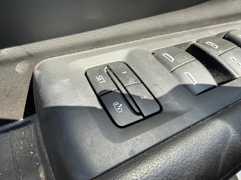 GMC Yukon Vehicle Full-screen Gallery Image 22