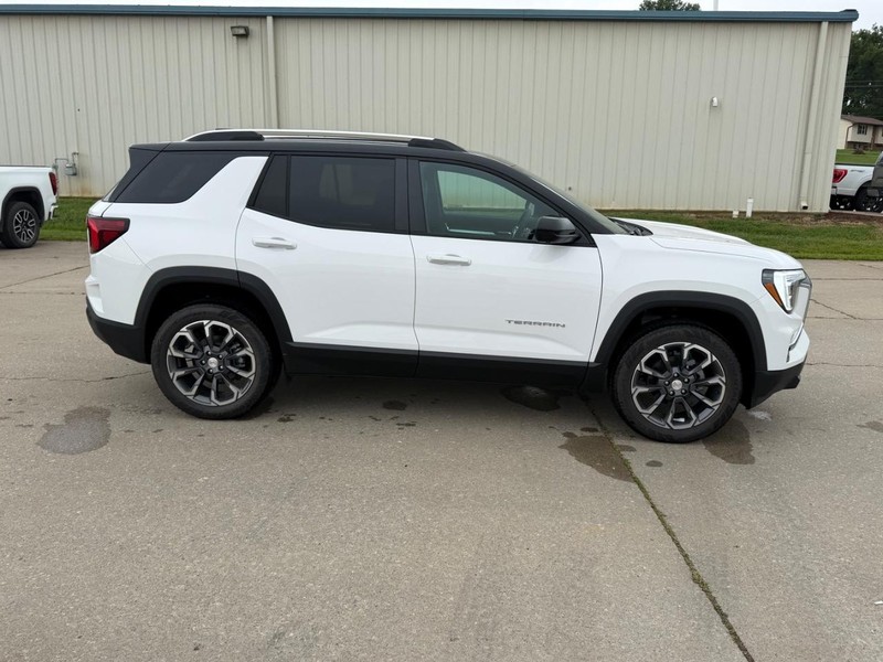 GMC Terrain Vehicle Full-screen Gallery Image 2