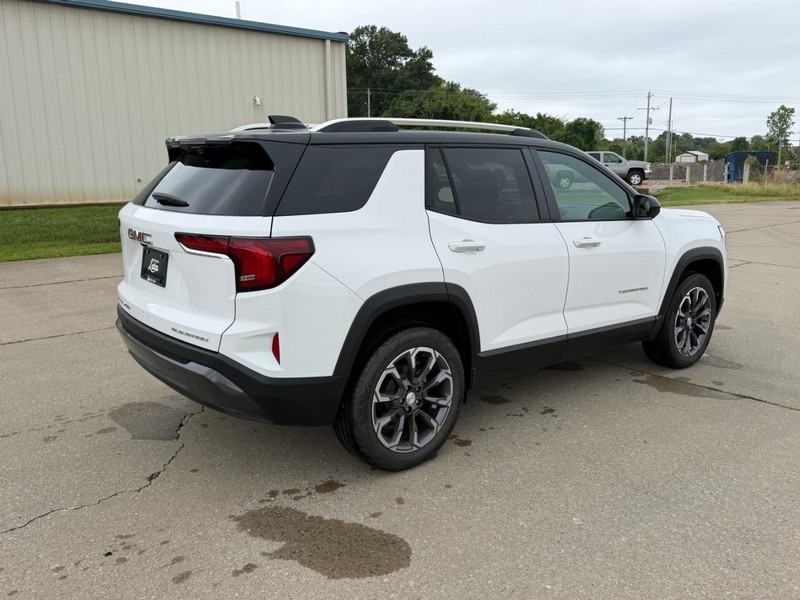 GMC Terrain Vehicle Full-screen Gallery Image 3