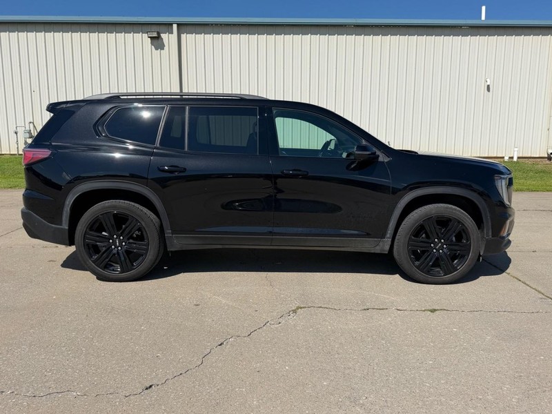 GMC Acadia Vehicle Full-screen Gallery Image 2
