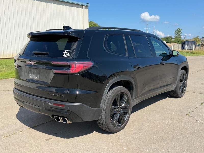 GMC Acadia Vehicle Full-screen Gallery Image 3