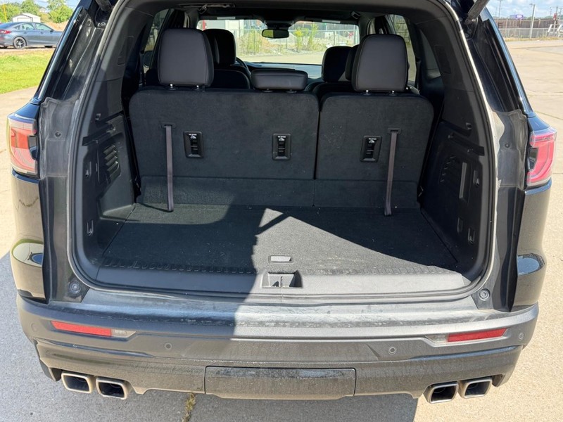 GMC Acadia Vehicle Full-screen Gallery Image 5