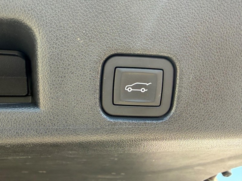GMC Acadia Vehicle Full-screen Gallery Image 6