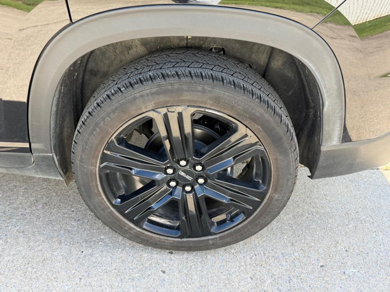 GMC Acadia Vehicle Full-screen Gallery Image 7