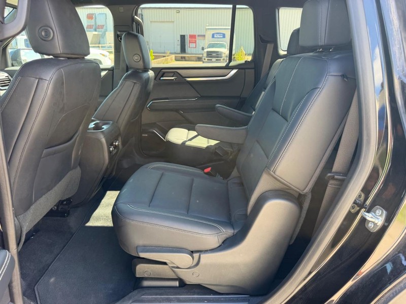 GMC Acadia Vehicle Full-screen Gallery Image 9