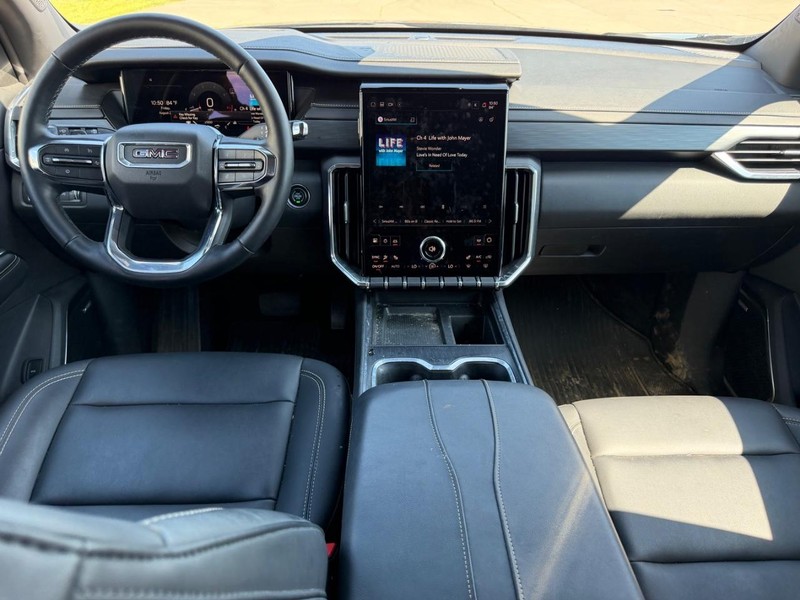 GMC Acadia Vehicle Full-screen Gallery Image 11
