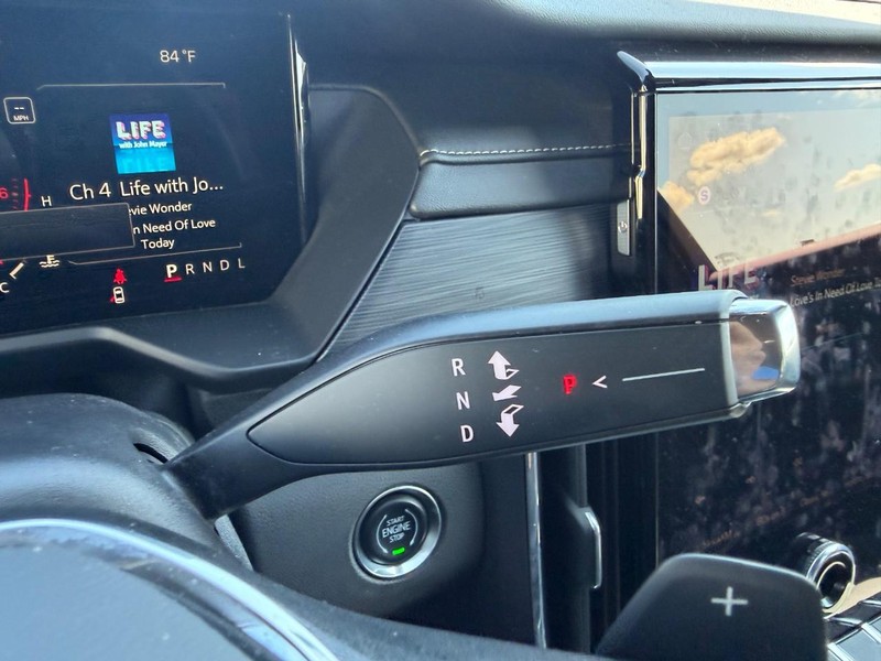 GMC Acadia Vehicle Full-screen Gallery Image 15