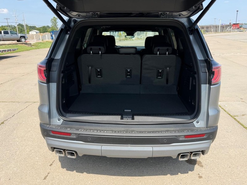 GMC Acadia Vehicle Full-screen Gallery Image 5