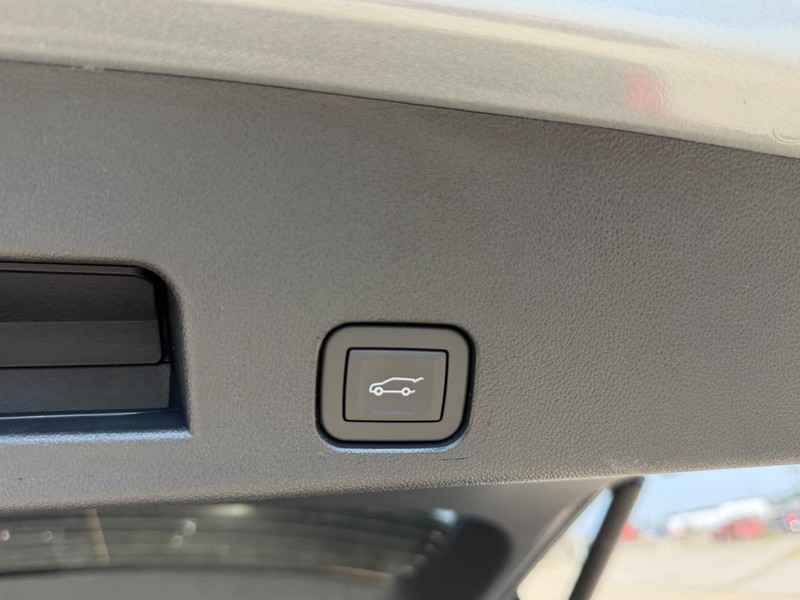 GMC Acadia Vehicle Full-screen Gallery Image 6