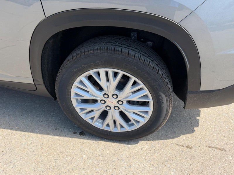 GMC Acadia Vehicle Full-screen Gallery Image 7