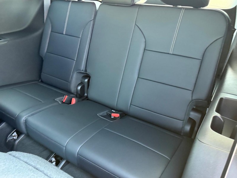 GMC Acadia Vehicle Full-screen Gallery Image 8