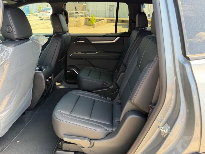 GMC Acadia Vehicle Full-screen Gallery Image 9