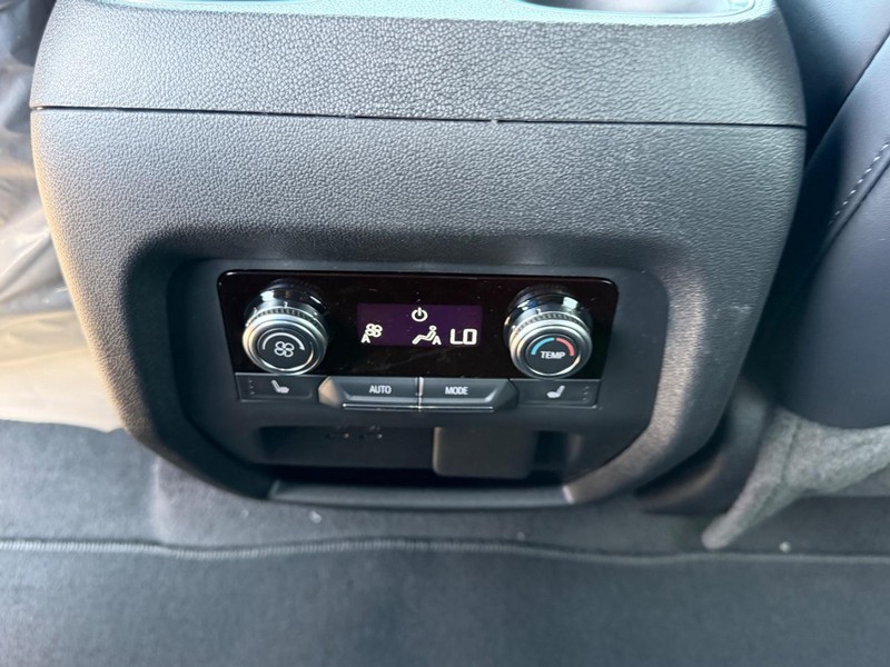 GMC Acadia Vehicle Full-screen Gallery Image 10