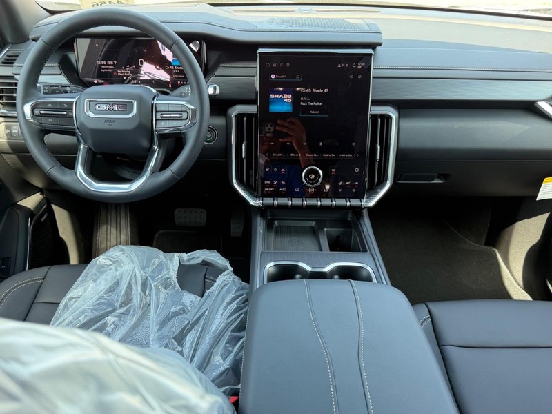 GMC Acadia Vehicle Full-screen Gallery Image 11