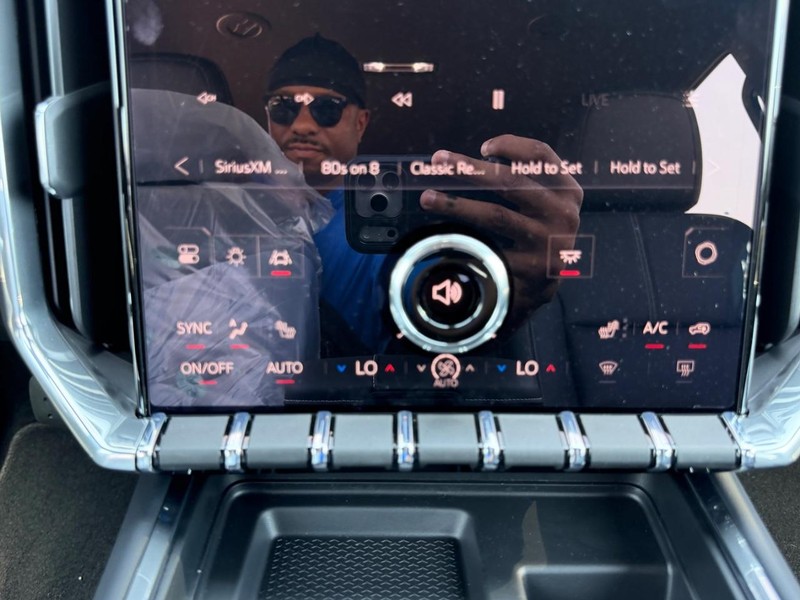 GMC Acadia Vehicle Full-screen Gallery Image 17