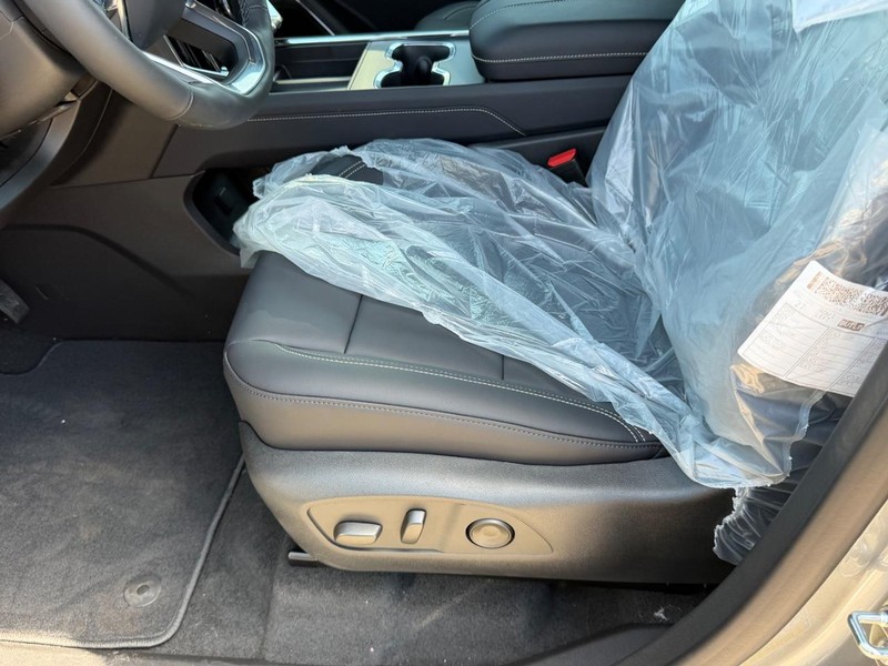 GMC Acadia Vehicle Full-screen Gallery Image 20