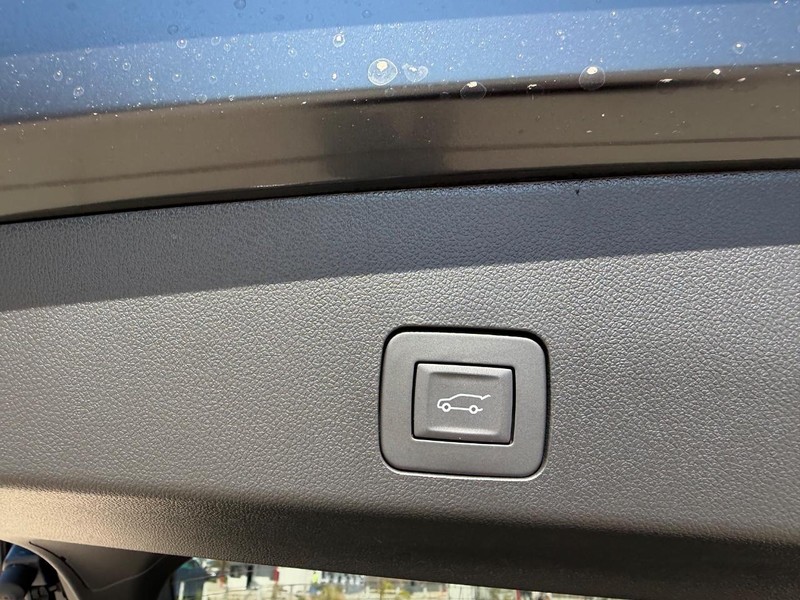 Buick Encore GX Vehicle Full-screen Gallery Image 6