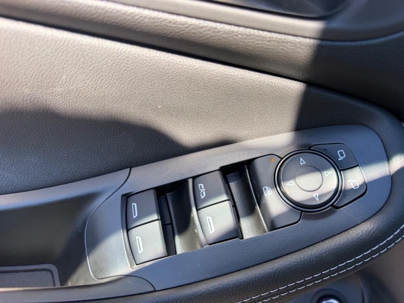 Buick Encore GX Vehicle Full-screen Gallery Image 18