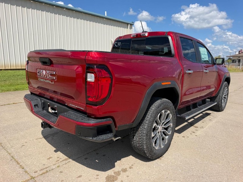GMC Canyon Vehicle Full-screen Gallery Image 3