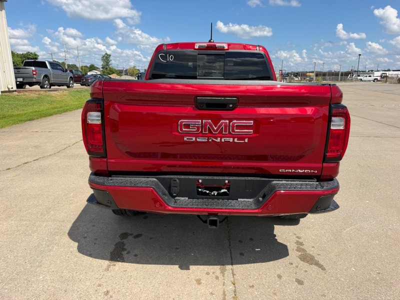 GMC Canyon Vehicle Full-screen Gallery Image 4