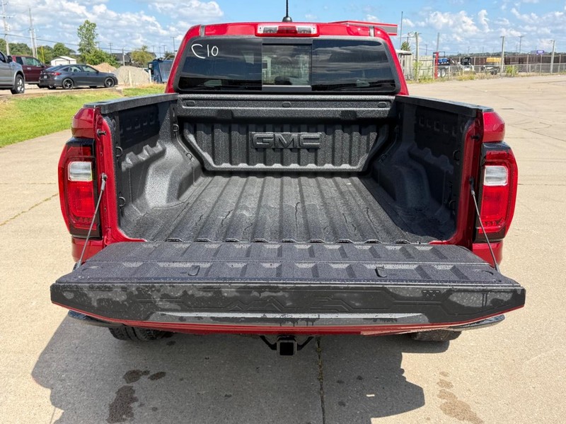 GMC Canyon Vehicle Full-screen Gallery Image 5