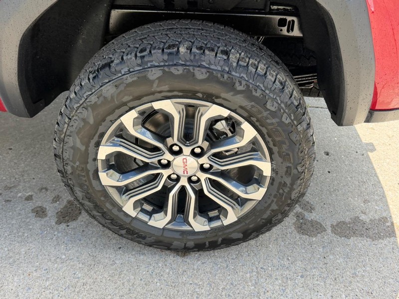 GMC Canyon Vehicle Full-screen Gallery Image 6