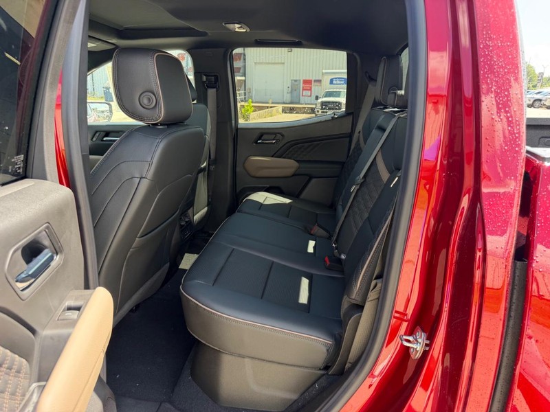 GMC Canyon Vehicle Full-screen Gallery Image 7