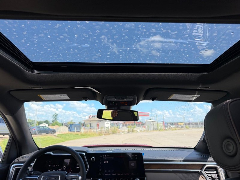 GMC Canyon Vehicle Full-screen Gallery Image 8
