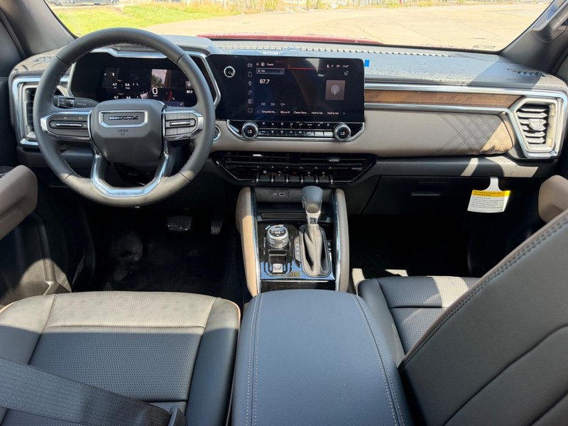 GMC Canyon Vehicle Full-screen Gallery Image 9