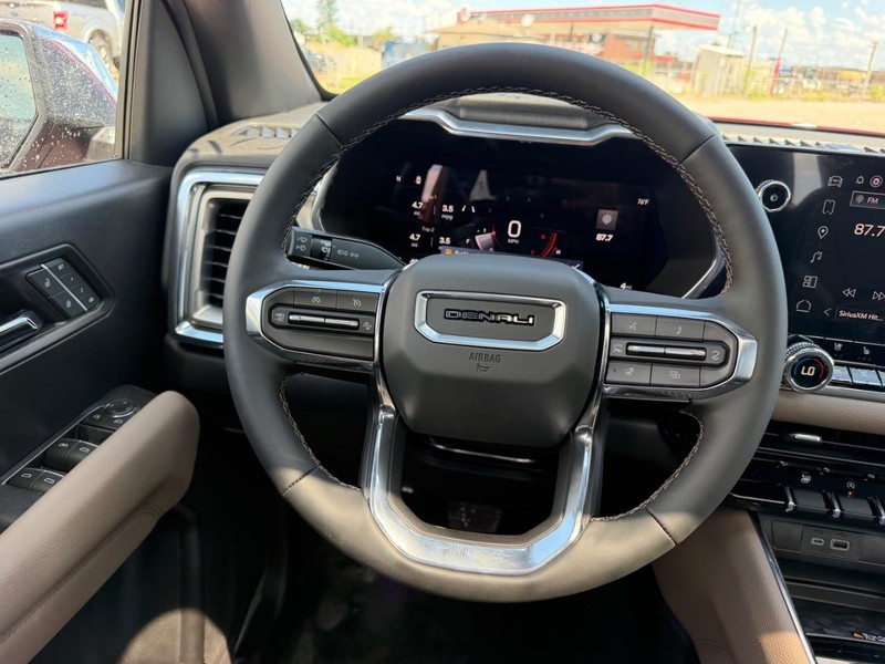 GMC Canyon Vehicle Full-screen Gallery Image 10