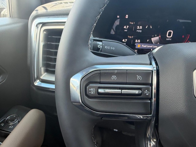 GMC Canyon Vehicle Full-screen Gallery Image 11