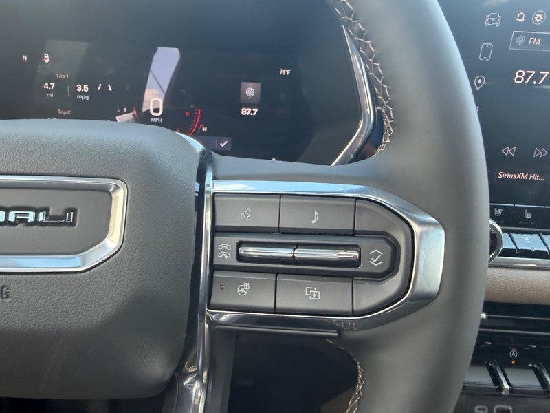 GMC Canyon Vehicle Full-screen Gallery Image 12
