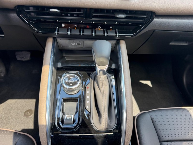 GMC Canyon Vehicle Full-screen Gallery Image 15