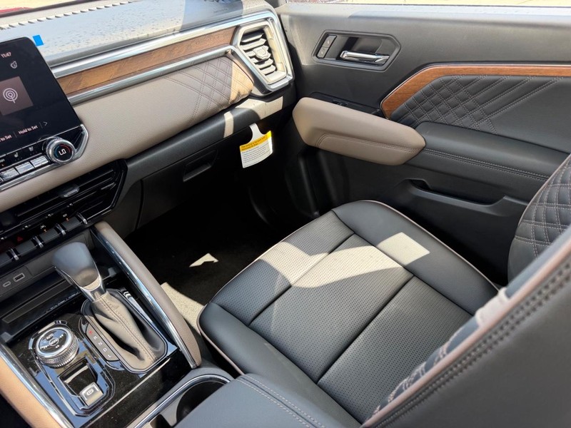 GMC Canyon Vehicle Full-screen Gallery Image 16