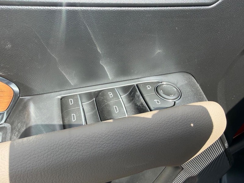 GMC Canyon Vehicle Full-screen Gallery Image 17