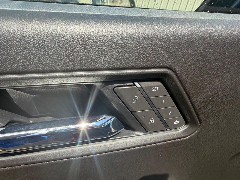 GMC Canyon Vehicle Full-screen Gallery Image 18
