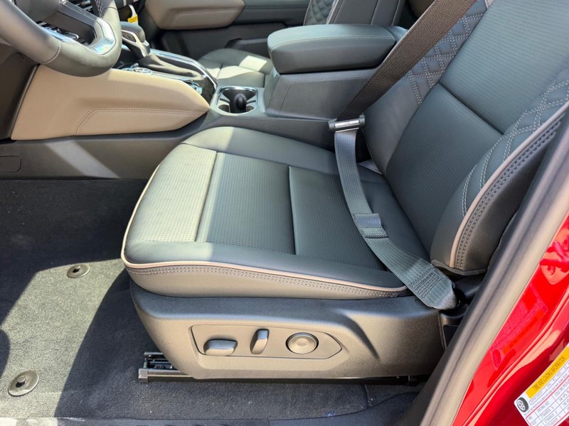 GMC Canyon Vehicle Full-screen Gallery Image 19
