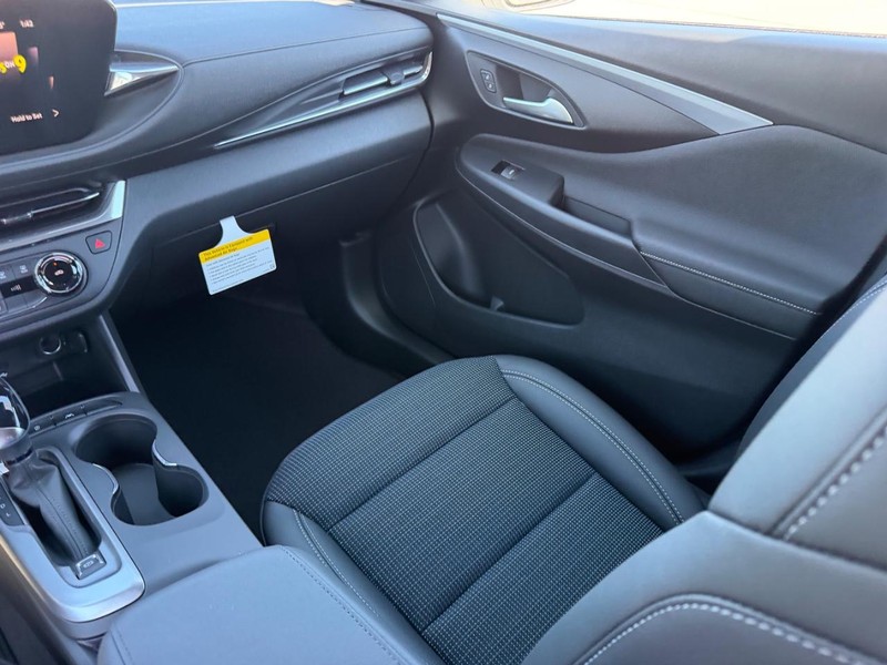 Buick Envista Vehicle Full-screen Gallery Image 15