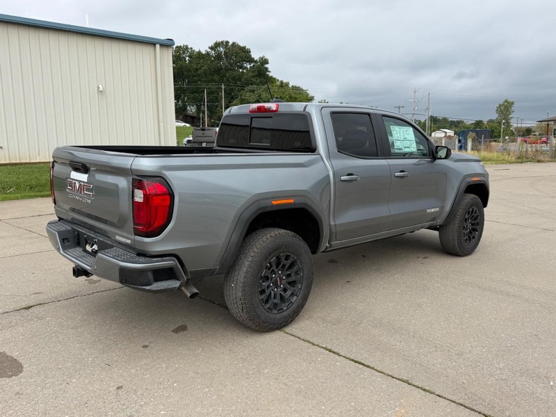 GMC Canyon Vehicle Full-screen Gallery Image 3
