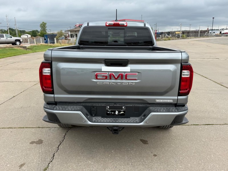 GMC Canyon Vehicle Full-screen Gallery Image 4