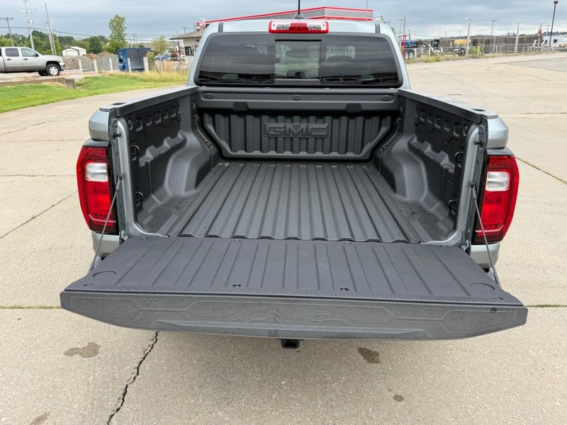 GMC Canyon Vehicle Full-screen Gallery Image 5