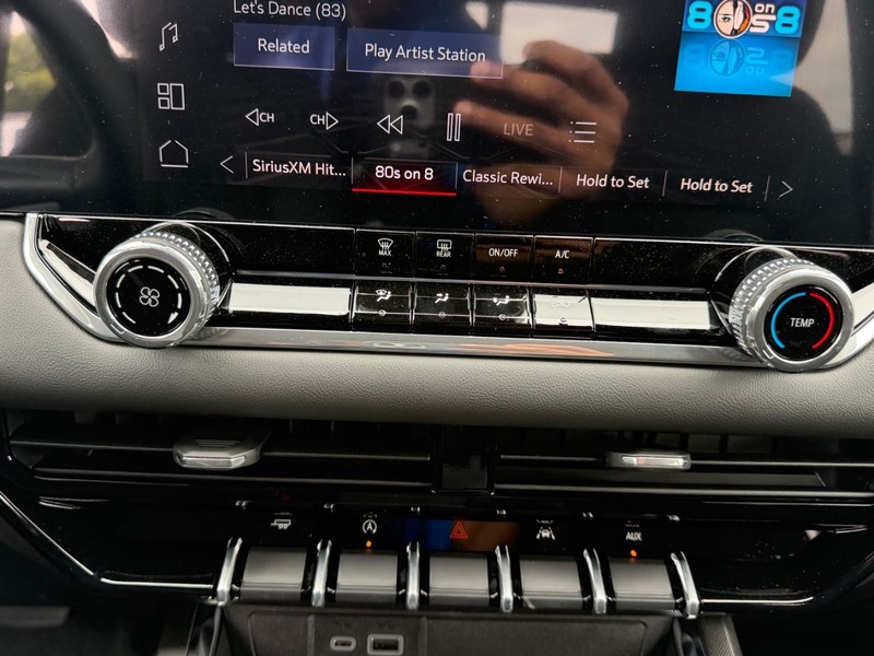 GMC Canyon Vehicle Full-screen Gallery Image 13