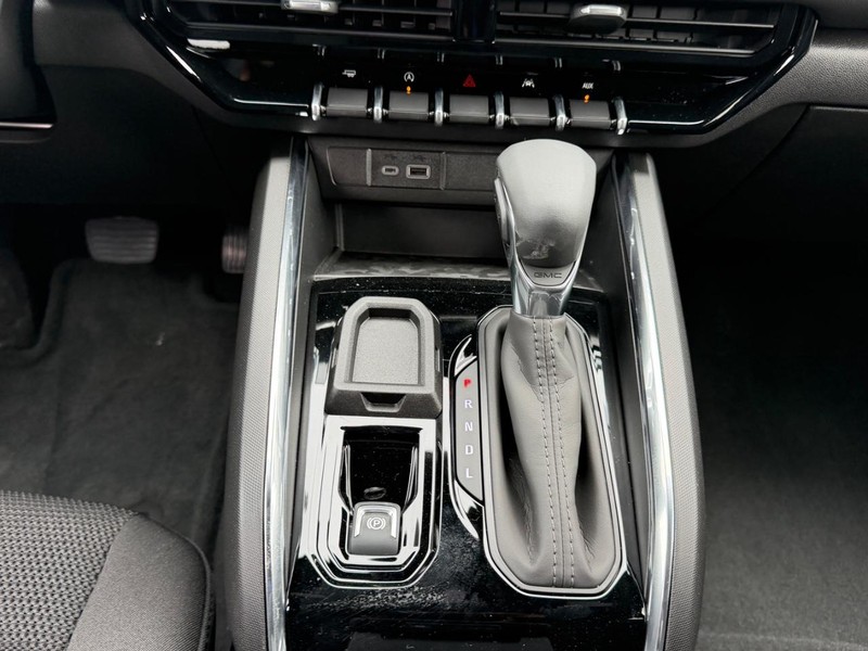 GMC Canyon Vehicle Full-screen Gallery Image 14