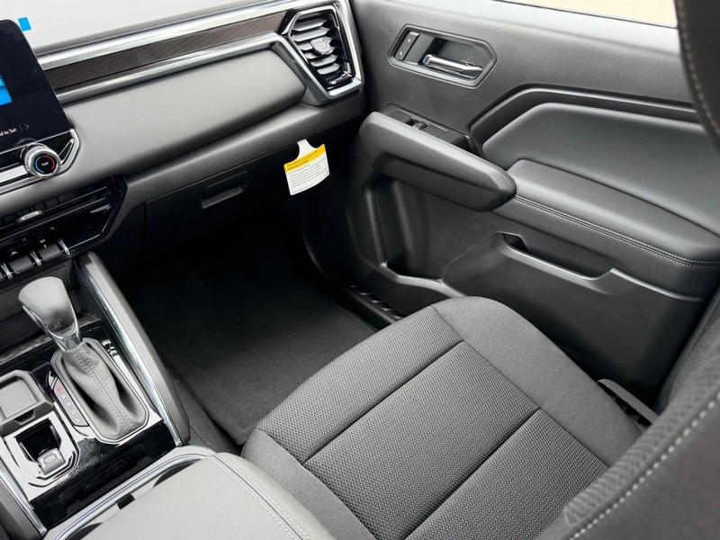 GMC Canyon Vehicle Full-screen Gallery Image 15