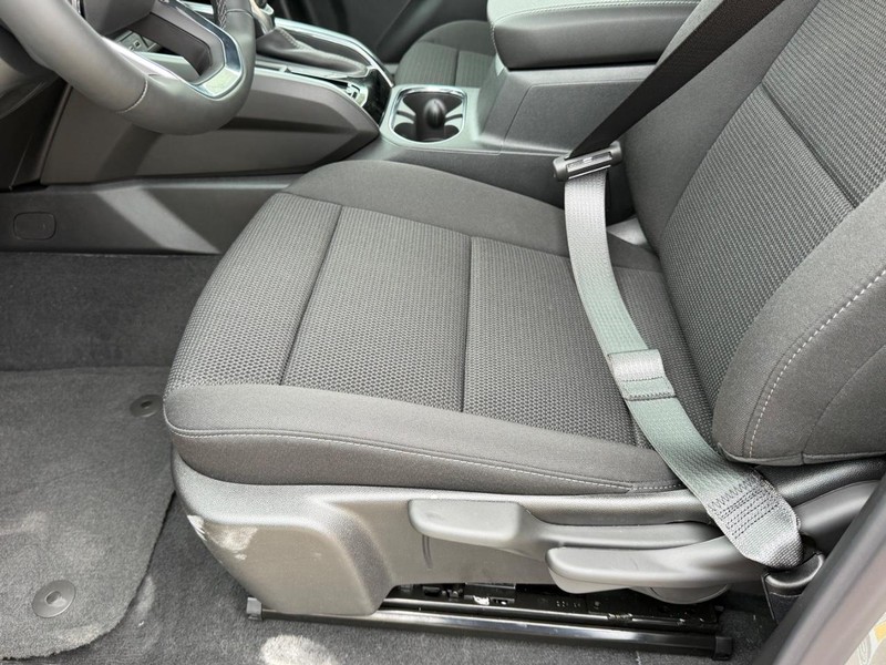 GMC Canyon Vehicle Full-screen Gallery Image 17