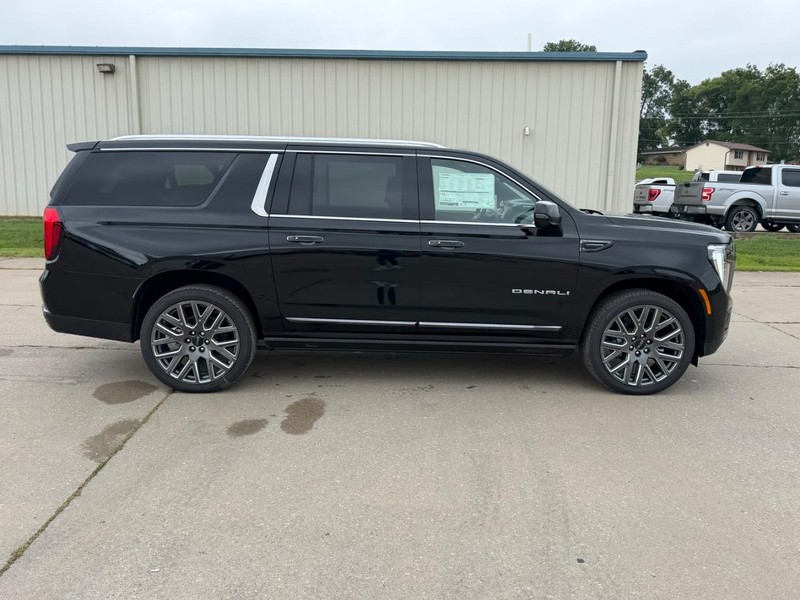 GMC Yukon XL Vehicle Full-screen Gallery Image 2