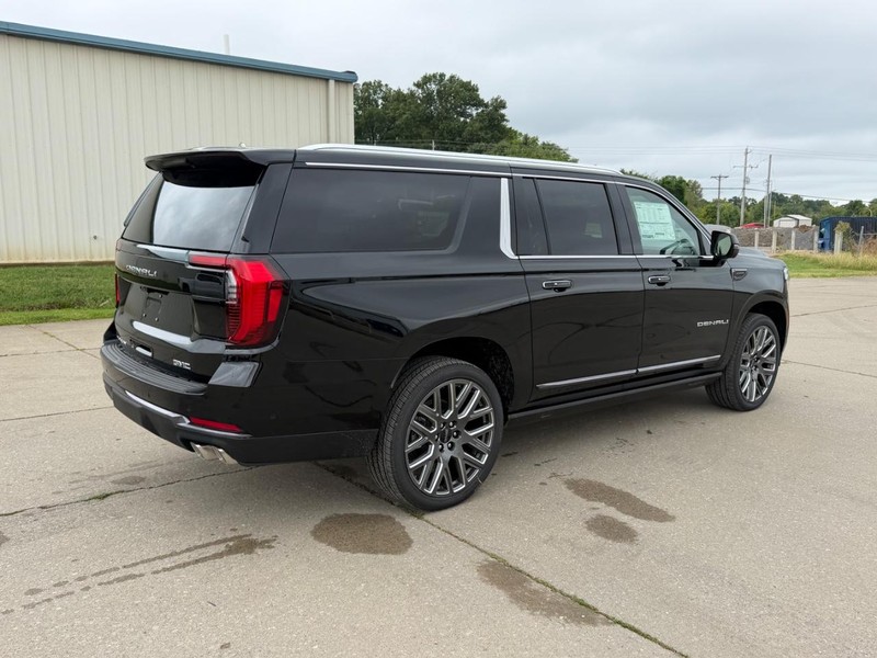 GMC Yukon XL Vehicle Full-screen Gallery Image 3