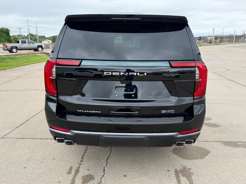 GMC Yukon XL Vehicle Full-screen Gallery Image 4