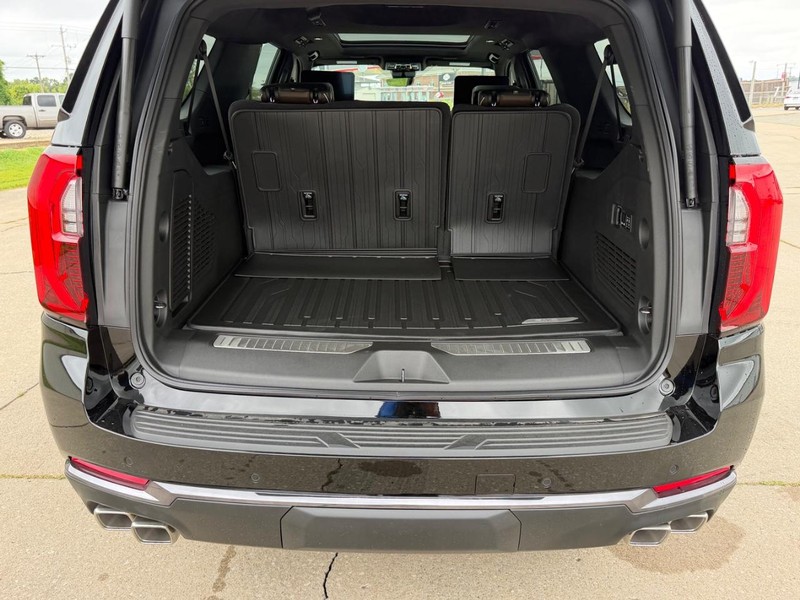 GMC Yukon XL Vehicle Full-screen Gallery Image 5