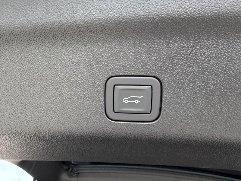 GMC Yukon XL Vehicle Full-screen Gallery Image 6